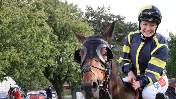 Jockey Jo Mason 